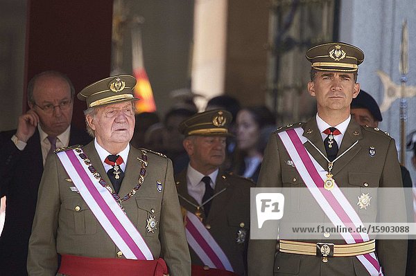 King Juan Carlos of Spain and Prince Felipe of Spain attend the Celebration of the Royal and Military Order of San Hermenegildo to mark the bicentenary of the establishment of the Order at Real Monasterio de San Lorenzo de El Escorial on June 3 2014 in El Escorial MadridKing Felipe VI has decided to renounce the inheritance of King Juan Carlos of Spain ‘that could personally correspond to him ’ announced this Sunday the Casa del Rey in a statement in which he also advances that King Juan Carlos of Spain stops receiving the assignment he has fixed in the Budgets of the House of SM the king.