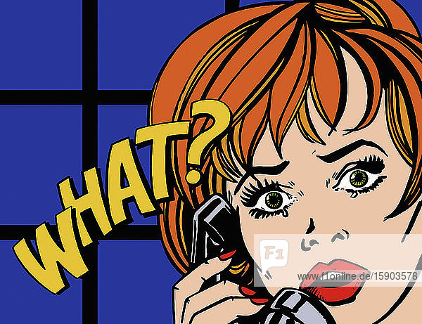 Nahaufnahme einer Frau am Telefon die über schlechte Nachrichten schockiert ist