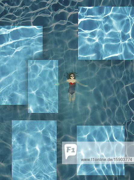 Frau schwimmt im plätschernden Schwimmbad