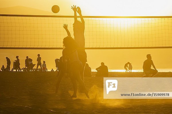 Las Palmas Gran Canaria Canary Islands Spain. 4th January 2020. Beach volleyball at sunset on the city beach in Las Palmas the capital of Gran Canaria. Credit: Alan Dawson/Alamy Live New.