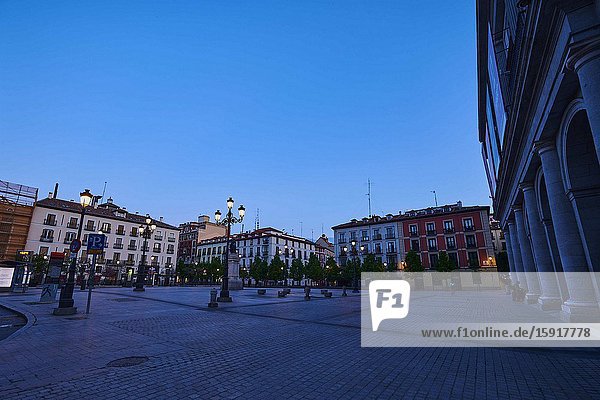 Isabel II Square during the confinement due to the national emergency caused by Covid-19 on April 12 2020 in Madrid Spain.The day before workers on Spain they return theirs non-essential works