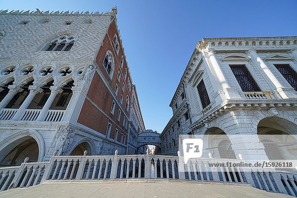 Ponte della Paglia, Bridge of Sighs and doge's Palace during Coronavirus lockdown, Venice, Italy, Europe