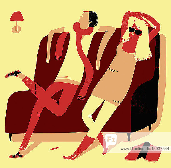 Ehepaar entspannt auf Sofa