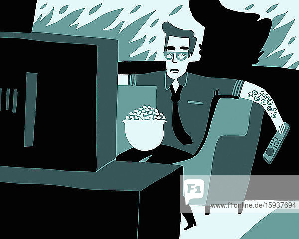 Mann isst Popcorn und sieht Katastrophe im Fernsehen