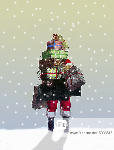 Weihnachtsmann mit einem Stapel Geschenke