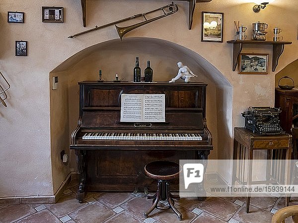 Altes Klavier als Dekoration im Kaffeehaus  Mikulov  Breclav  Region Südmähren  Tschechien  Europa