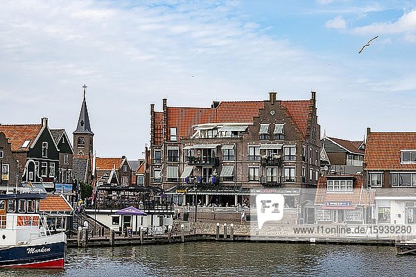 Traditionelle Häuser am Hafen  Volendam  Nordholland  Niederlande  Europa