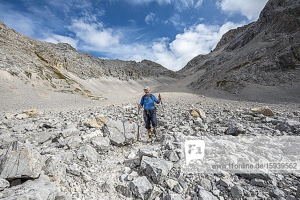 Wanderer beim Abstieg durch das Schlauchkar von der Birkkarspitze  Vomper-Kette  Karwendel  Tirol  Österreich  Europa