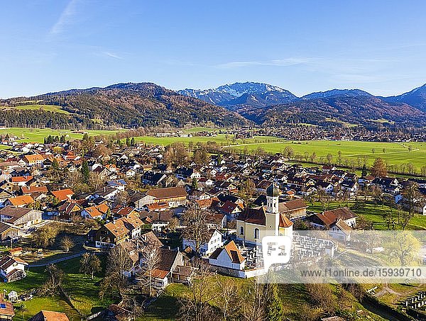 Bichl  hinten Benediktenwand  Tölzer Land  Drohnenaufnahme  Alpenvorland  Oberbayern  Bayern  Deutschland  Europa