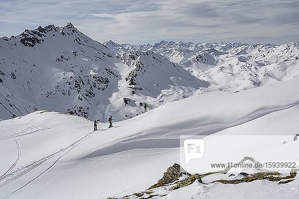 Ski tourers  on the left Tarn Valley heads  Wattentaler Lizum  Tux Alps  Tyrol  Austria  Europe