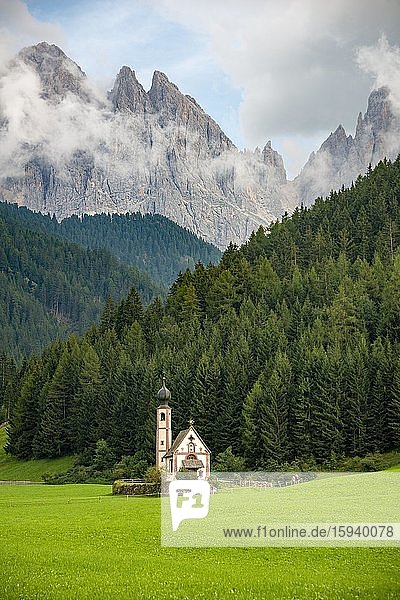Kirche St. Johann in Ranui  San Giovanni  Johanneskapelle  Geislergruppe  Villnößtal  St. Magdalena  Bozen  Südtirol  Italien  Europa