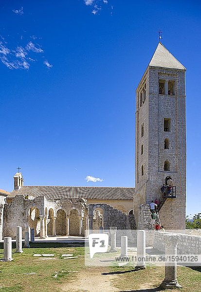 Glockenturm der Kirche des heiligen Johannes des Evangelisten  Stadt Rab  Insel Rab  Kvarner Bucht  Kroatien  Europa