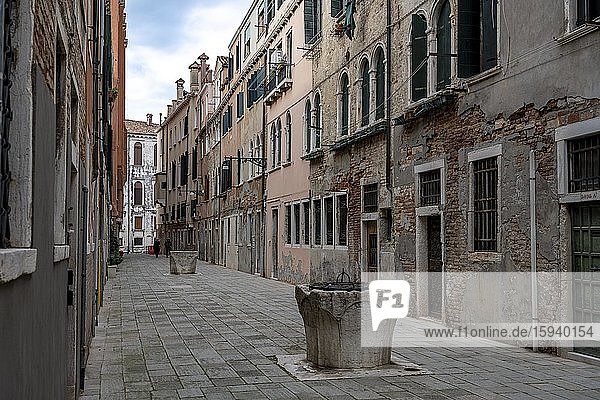 Alte Brunnen in einer kleinen Gasse  Venedig  Venetien  Italien  Europa