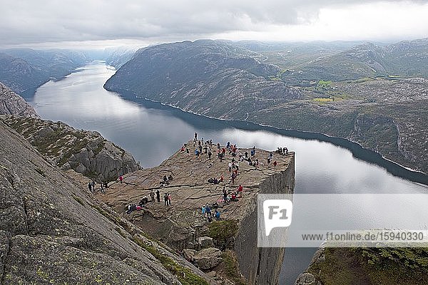 Viele Touristen auf dem Preikestolen am Lysefjord  Rogaland  Fjordnorwegen  Südwestnorwegen  Norwegen  Europa