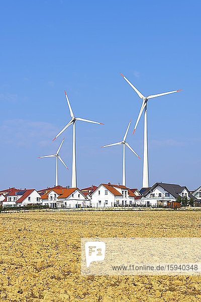 FOTOMONTAGE  Neubausiedlung mit Windrädern  Windkraftanlage  Baden-Württemberg  Deutschland  Europa