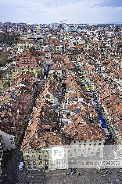 Blick vom Berner Münster auf den Münsterplatz und auf die roten Ziegeldächer der Häuser im historischen Stadtkern der Altstadt  Stadtansicht  Innere Stadt  Bern  Schweiz  Europa