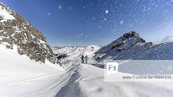 Zwei Skitourengeher auf der Skitour zur Geierspitze  rechts Kalkwand  Wattentaler Lizum  Tuxer Alpen  Tirol  Österreich  Europa