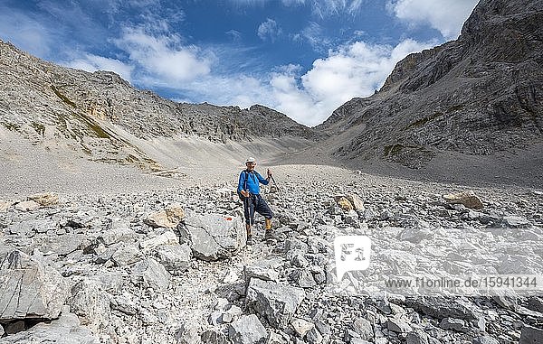 Hikers descending through the Schlauchkar from the Birkkarspitze  Vomper chain  Karwendel  Tyrol  Austria  Europe