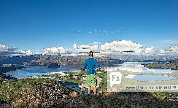 Wanderer hält Ausschau auf Wanaka See und Berge  Rocky Peak  Glendhu Bay  Otago  Südinsel  Neuseeland  Ozeanien