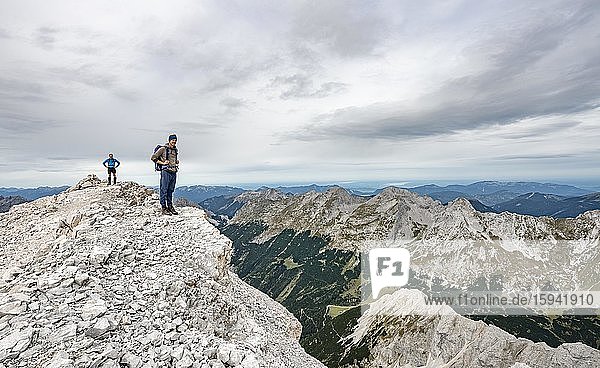 Wanderer am Gipfel der Östlichen Ödkarspitze  Blick ins Karwendeltal  Hinterautal-Vomper-Kette  Karwendel  Tirol  Österreich  Europa
