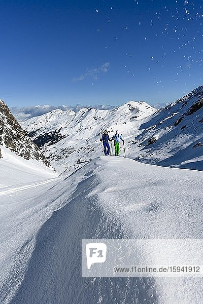 Zwei Skitourengeher auf der Skitour zur Geierspitze  Wattentaler Lizum  Tuxer Alpen  Tirol  Österreich  Europa