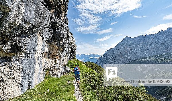 Junger Wanderer  Bergsteiger auf dem Wanderweg Sentiero Carlo Minazio  Blick in das Tal Valle di San Vito  Sorapiss Umrundung  Dolomiten  Belluno  Italien  Europa