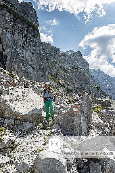 Wanderin auf markiertem Wanderweg von der Adamekhütte zur Hofpürglhütte  Bergkamm  Dachsteingebirge  Salzkammergut  Oberösterreich  Österreich  Europa
