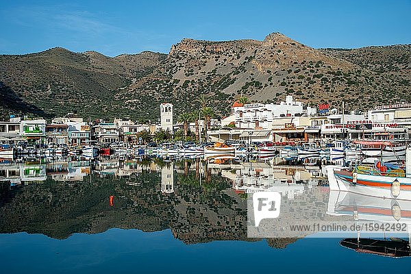 Das ehemalige Fischerdorf Elounda spiegelt sich Wasser  Elounda  Kreta  Griechenland  Europa