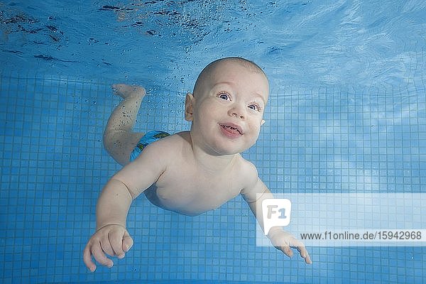 Kleiner Junge schwimmt im Schwimmbad unter Wasser  Ukraine  Europa