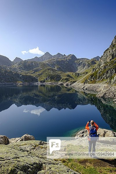 Wanderer am Bergsee  Lac d?Artouste  Vallee d'Ossau  Vallee du Soussoueou  Haut Ossau  Laruns  Pyrenäen  Département Pyrénées-Atlantiques  Aquitanien  Frankreich  Europa