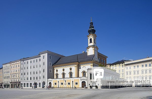 Residenzplatz mit Sankt Michaelskirche  Salzburg  Österreich  Europa