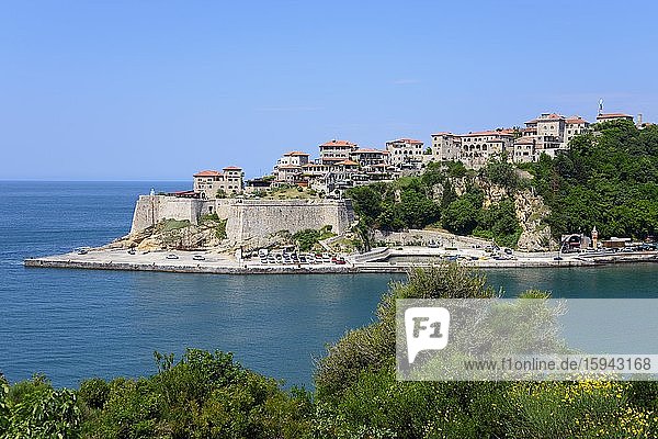 Blick auf Festung mit Altstadt  Ulcinj  Montenegro  Europa