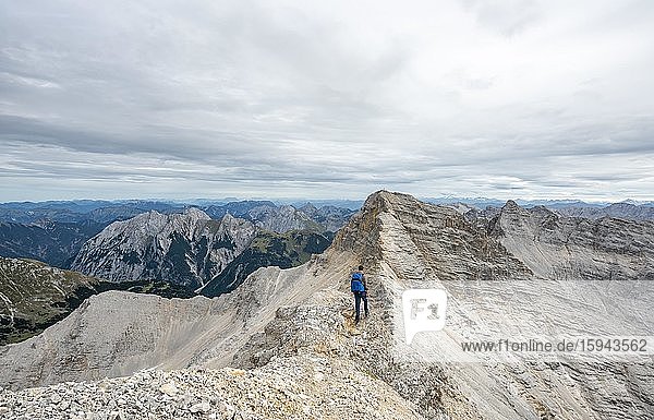 Bergsteiger am Grat der Ödkarspitzen  Blick auf Gipfel Birkkarspitze  Hinterautal-Vomper-Kette  Karwendel  Tirol  Österreich  Europa