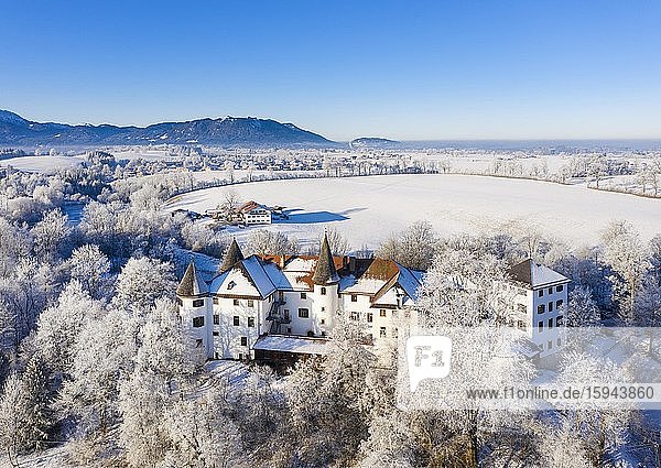 Schloss Sigriz bei Reichersbeuern im Winter  Tölzer Land  Alpenvorland  Drohnenaufnahme  Oberbayern  Bayern  Deutschland  Europa