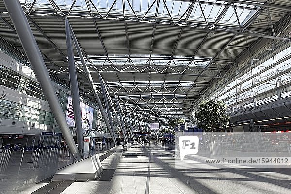 Menschenleere Abflughalle im Flughafen Düsseldorf während der Corona-Pandemie  Nordrhein-Westfalen  Deutschland  Europa