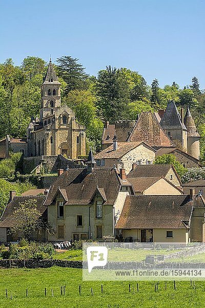 Das Dorf Saint-Paul de Chateauneuf und seine romanische Kirche  Département Saone-et-Loire  Bourgogne-Franche-Comté  Frankreich  Europa
