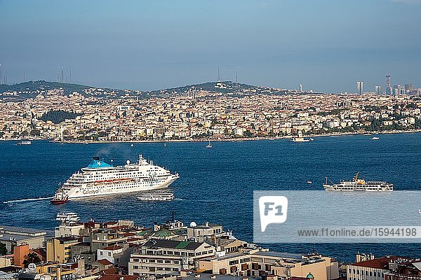 Kreuzfahrtschiff fährt durch Goldenes Horn  Istanbul  Türkei  Asien