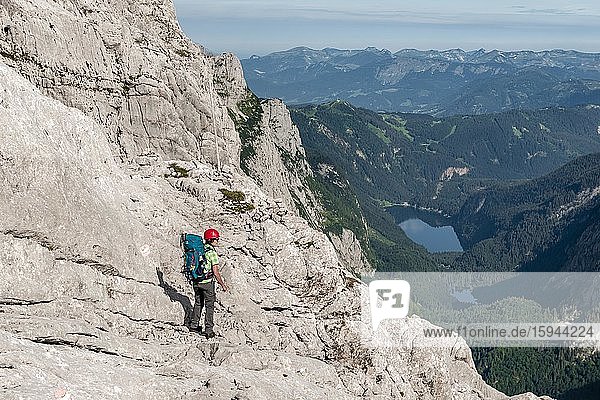 Wanderin auf felsiger Route von Simonyhütte zur Adamekhütte  felsiges alpines Gelände  Ausblick auf Bergpanorama und Vorderer Gosausee  Salzkammergut  Oberösterreich  Österreich  Europa