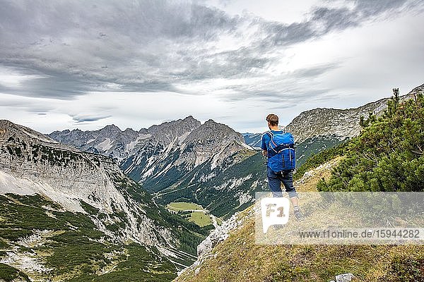 Wanderer blickt ins Karwendeltal mit Raffelspitze und Hochkarspitze  Wanderweg zur Birkkarspitze  Vomper-Kette  Karwendel  Tirol  Österreich  Europa