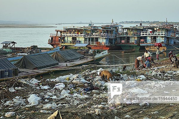 Garbage and ships at the river bank  Irrawaddy  Mandalay  Myanmar  Asia