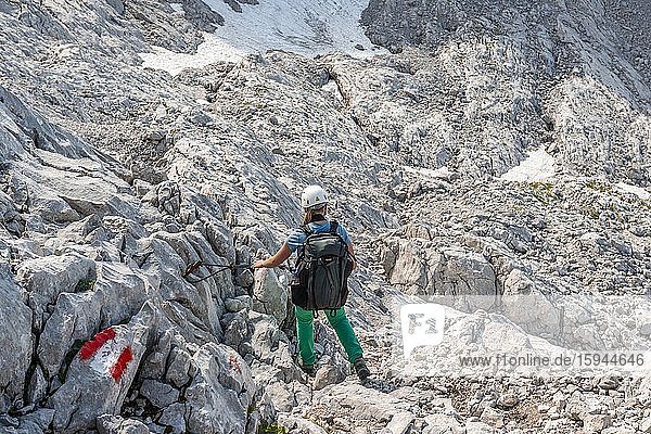 Felsige mit Drahtseil gesicherte Route von Simonyhütte zur Adamekhütte  felsiges alpines Gelände  Ausblick auf Bergpanorama und Vorderer Gosausee  Salzkammergut  Oberösterreich  Österreich  Europa