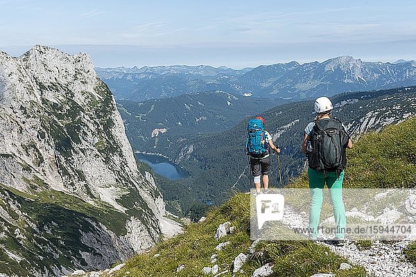 Wanderer auf Wanderweg von Simonyhütte zur Adamekhütte  steiles alpines Gelände  Vorderer Gosausee  Salzkammergut  Oberösterreich  Österreich  Europa