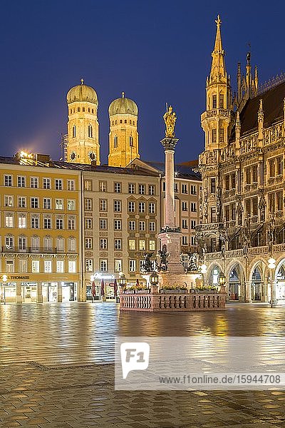 Menschenleerer Marienplatz  vorne Mariensäule und Neues Rathaus  hinten Frauenkirche  Ausgangssperre  Abenddämmerung  München  Bayern  Deutschland  Europa