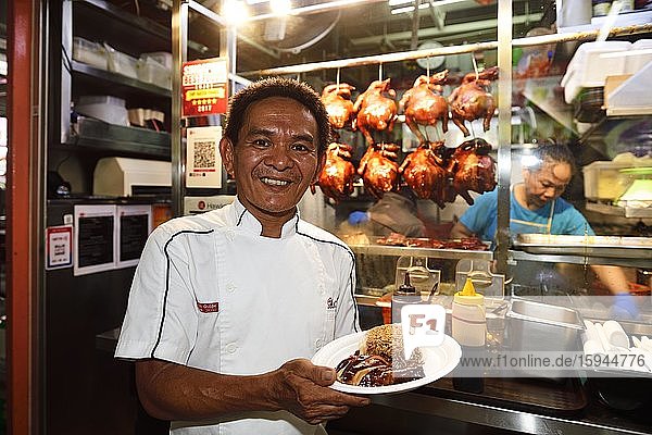 Chan Hon Meng  alias Hawker Chan präsentiert sein Sterne-Gericht  Foodstall mit Michelin Stern  Chinatown Complex  Chinatown  Singapur  Asien