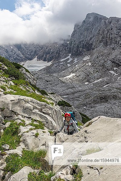 Bergsteigerin zwischen Felsen  Route von Simonyhütte zur Adamekhütte  felsiges alpines Gelände  Salzkammergut  Oberösterreich  Österreich  Europa