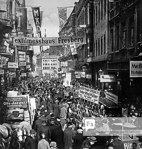 Petersstraße zur Messezeit  historische Aufnahme  ca. 1920  Leipzig  Sachsen  Deutschland  Europa