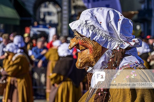 Maskierte alte Frau  Hexe  Fasnachtsumzug der Wey-Zunft am Rosenmontag  Güdismäntig  Luzerner Fasnacht 2020  Luzern  Schweiz  Europa