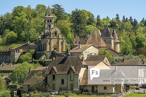 Das Dorf Saint-Paul de Chateauneuf und seine romanische Kirche  Département Saone-et-Loire  Bourgogne-Franche-Comté  Frankreich  Europa