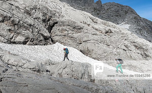 Bergsteigerinnen auf markierter Route durch felsiges alpines Gelände  von Simonyhütte zur Adamekhütte  Salzkammergut  Oberösterreich  Österreich  Europa