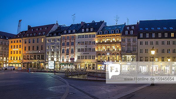 Historische Häuserzeile  Fassaden an der Residenzstraße in der Abenddämmerung  Max-Joseph-Platz  München  Bayern  Deutschland  Europa